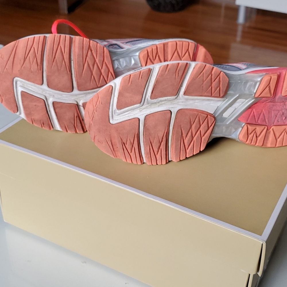 💥HOST PICK💥👟ASICS👟 RUNNING SHOES, Size 6 - Picture 4 of 4